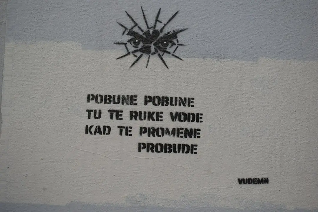 „Antics” prinde viață: Interpol transformă albumul cult într-o nuvelă grafică
